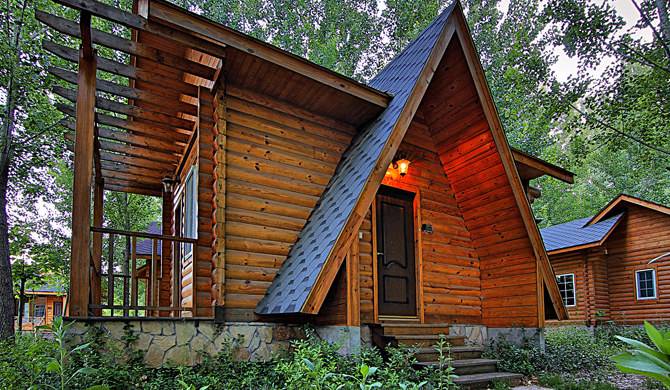 森林中的营地木屋